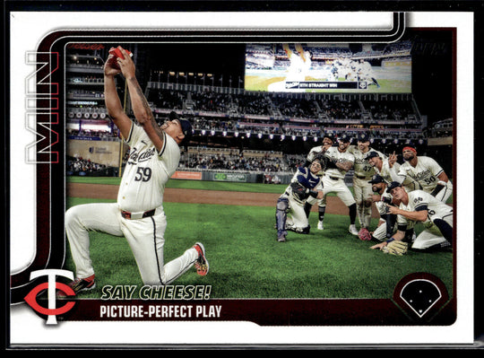 2025 Topps #81 Say Cheese! Picture-Perfect Play
