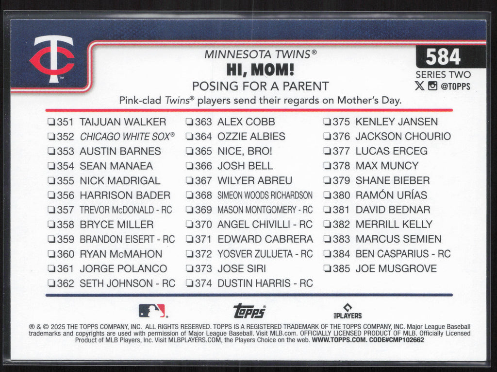 2025 Topps #584 Hi, Mom! Posing for a Parent