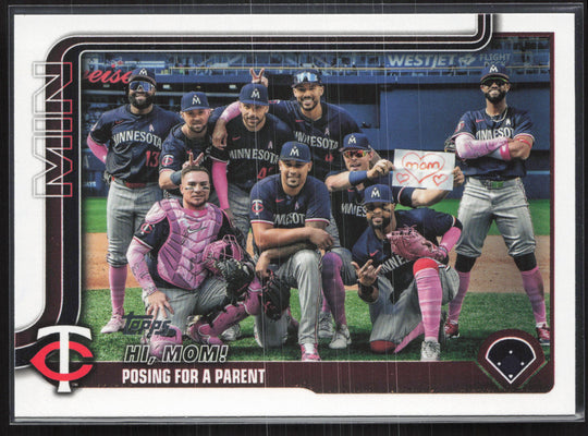 2025 Topps #584 Hi, Mom! Posing for a Parent