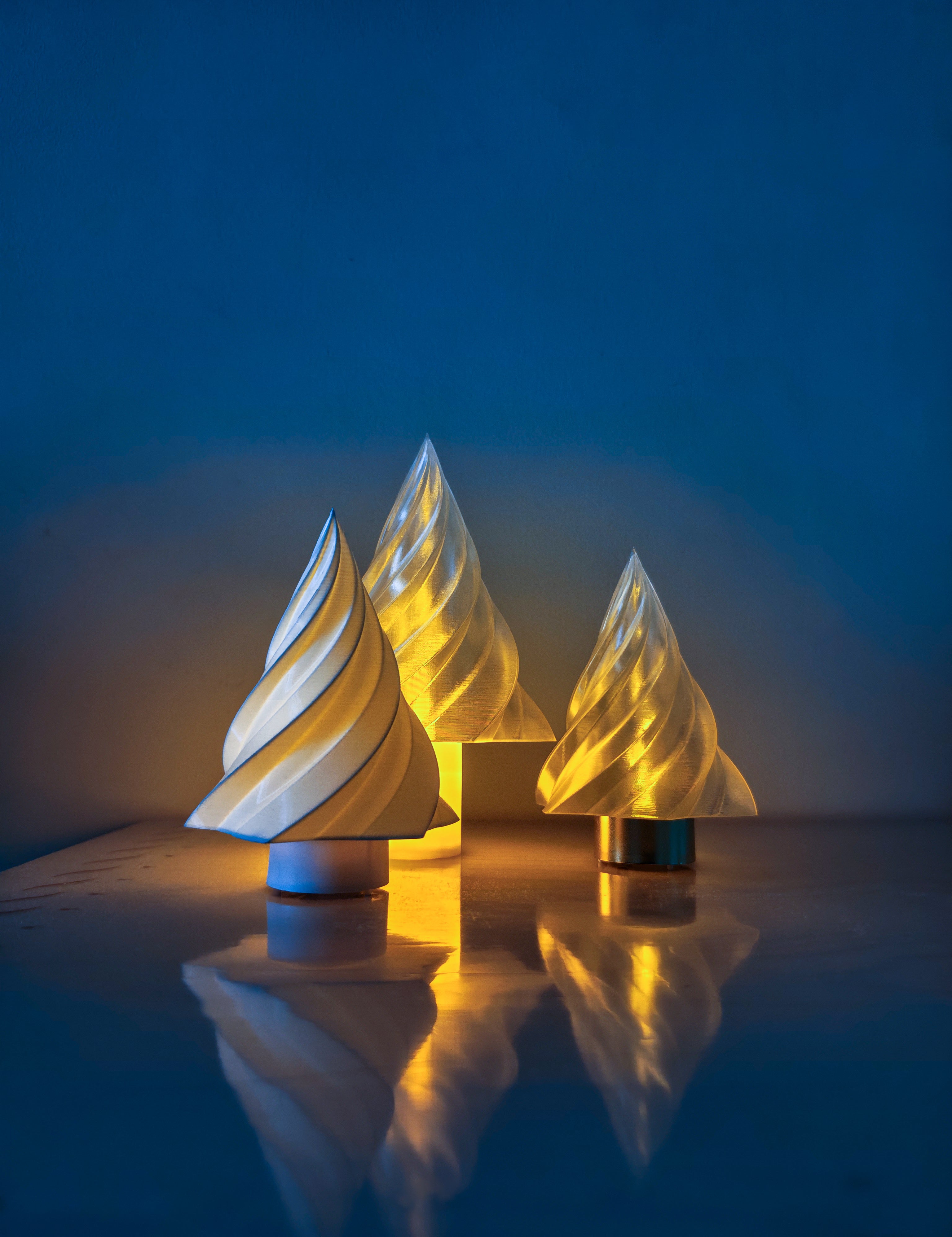 🎄 Kiki – Candlelit Christmas Tree