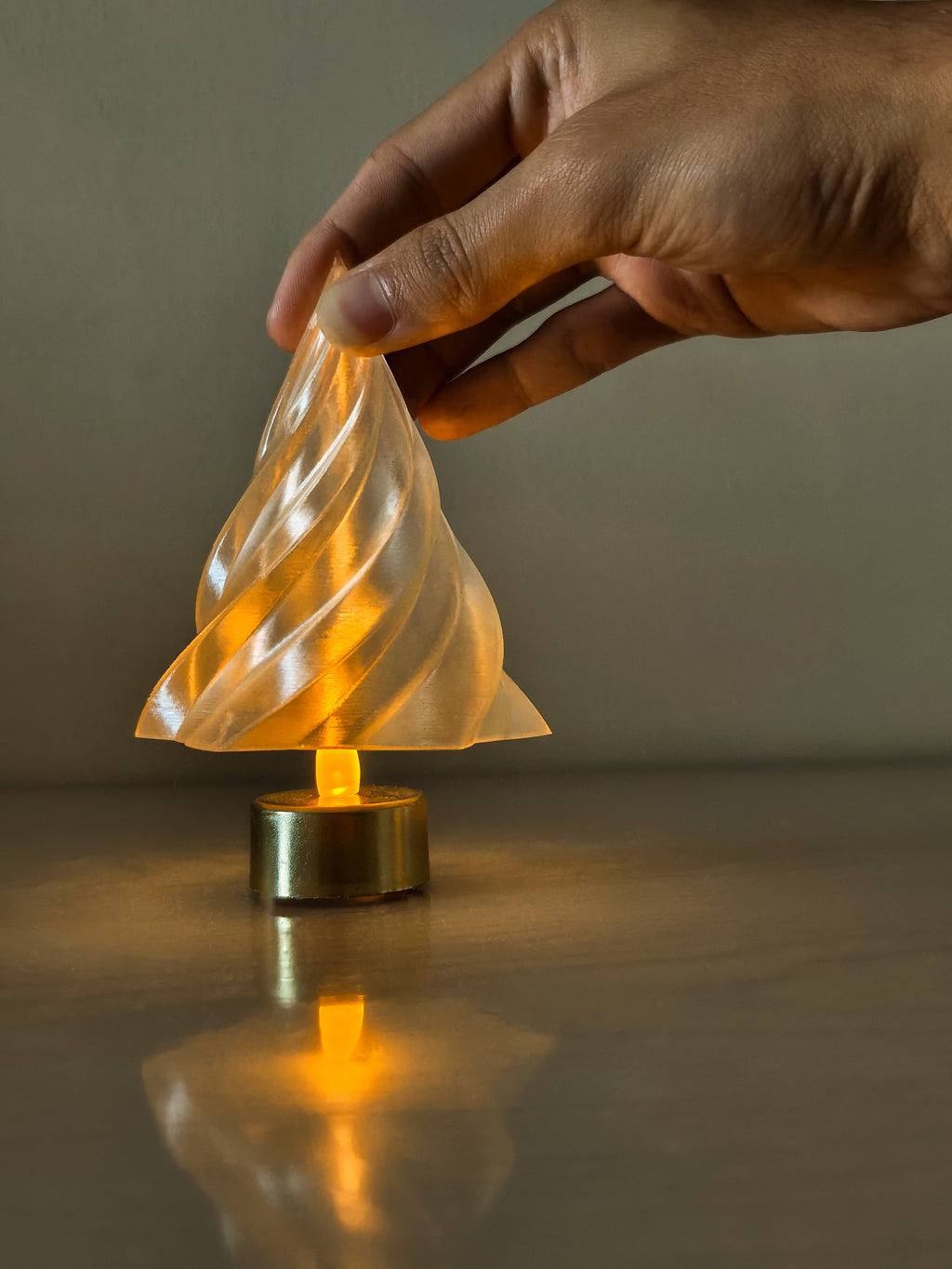 🎄 Kiki – Candlelit Christmas Tree