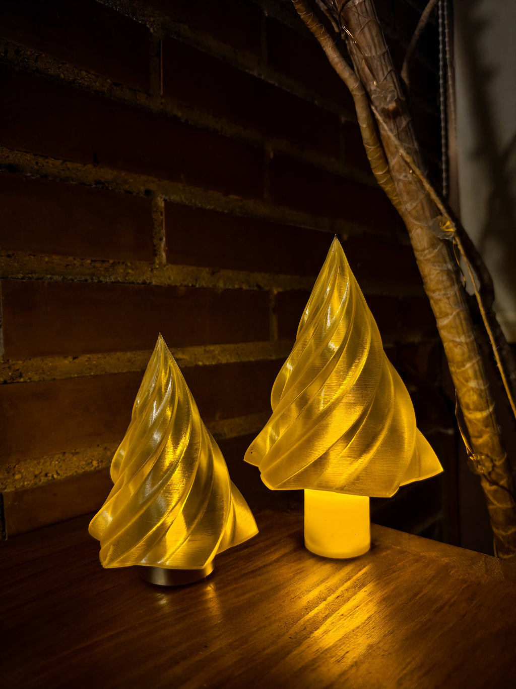 🎄 Kiki – Candlelit Christmas Tree